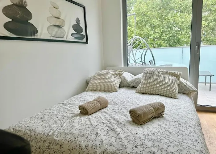 Rooftop Apartment With Balcony & Free Parking