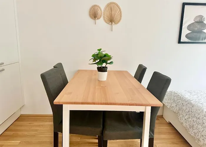 Rooftop Apartment With Balcony & Free Parking